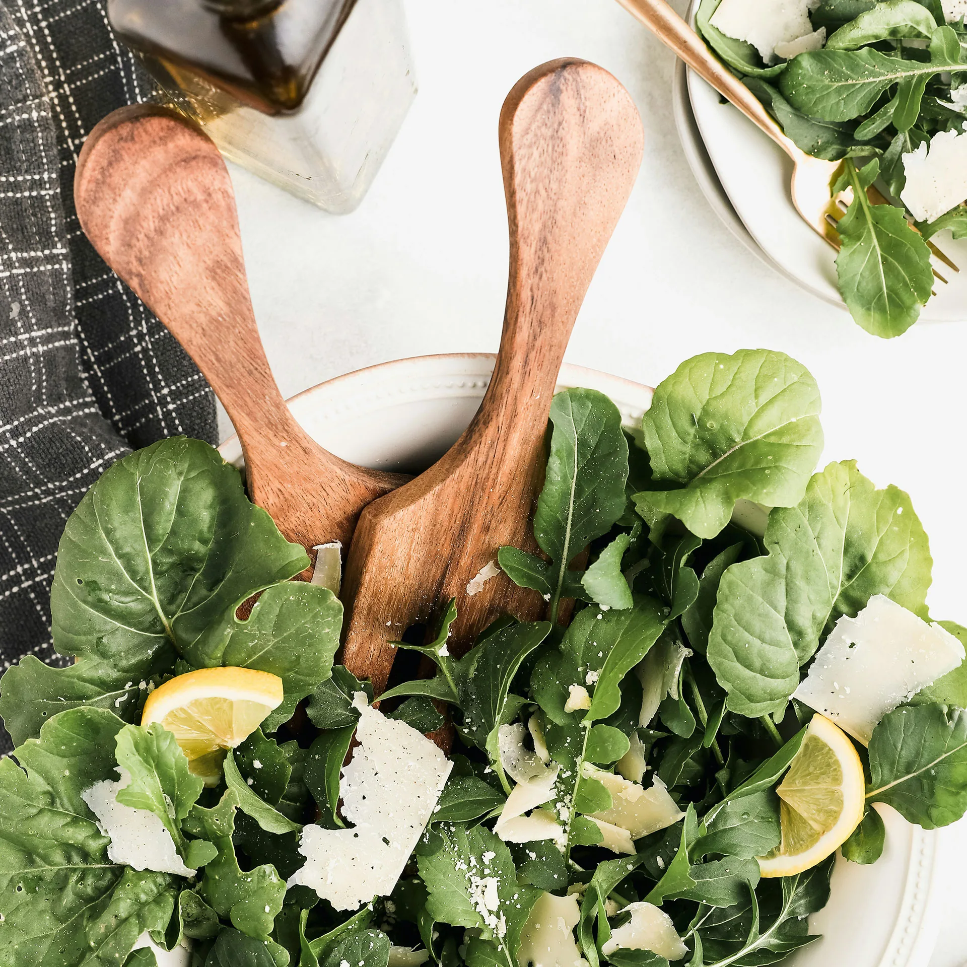 Närbild på sallad med träbestick